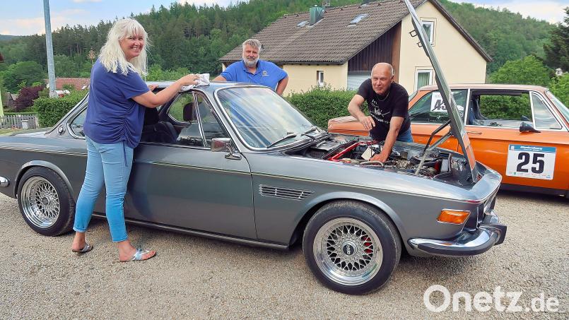 AC-Vorsitzender Stefan Schmalzreich (Mitte) freut sich zusammen mit seiner Stellvertreterin Jaqueline Dziajlo (links) und deren Ehemann Claus Dziajlo (rechts) auf das 40-jährige Vereinsjubiläum. Archivbild: bsc