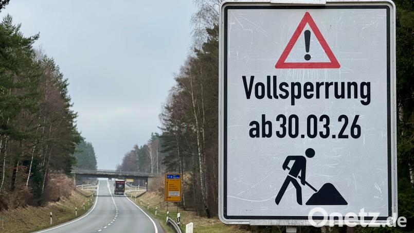 Die Brücke, die zwischen Parkstein und Hütten die Kreisstraße NEW 2 über die Bundesstraße 470 überführt, wird in diesem Jahr erneuert. Die Bauarbeiten beginnen am 30. März und dauern voraussichtlich bis zum November. Die Vollsperrung ist für drei Wochen angesetzt. Bild: Gabi Schönberger