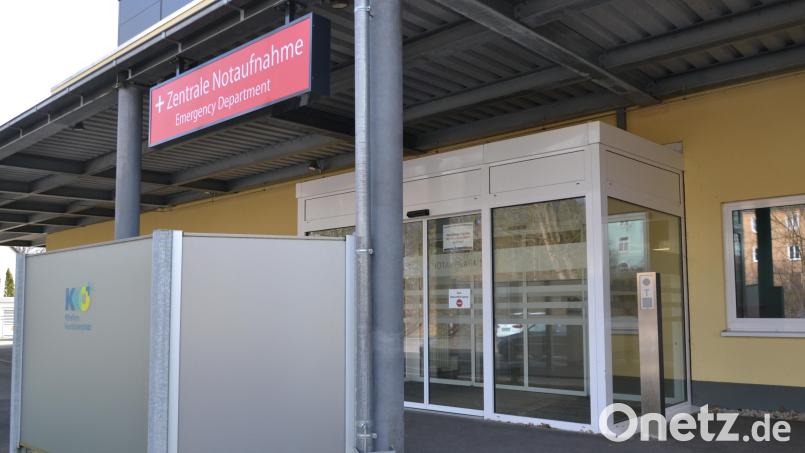 Die Zentrale Notaufnahme am Krankenhaus Tirschenreuth ist Geschichte, das rote Schild ist längst entfernt. Die Notfallambulanz kümmert sich nur um die leichteren Fälle und ist nicht rund um die Uhr besetzt. Am Wochenende ab Freitagmittag stellt die Kassenärztliche Vereinigung nur eine hausärztliche Bereitschaftspraxis sicher. Archivbild: as