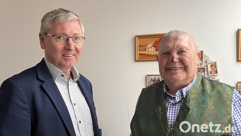 Ambergs 3. Bürgermeister Franz Badura gratuliert Georg Rottler (rechts) zu dessen 90. Geburtstag. Bild: mma