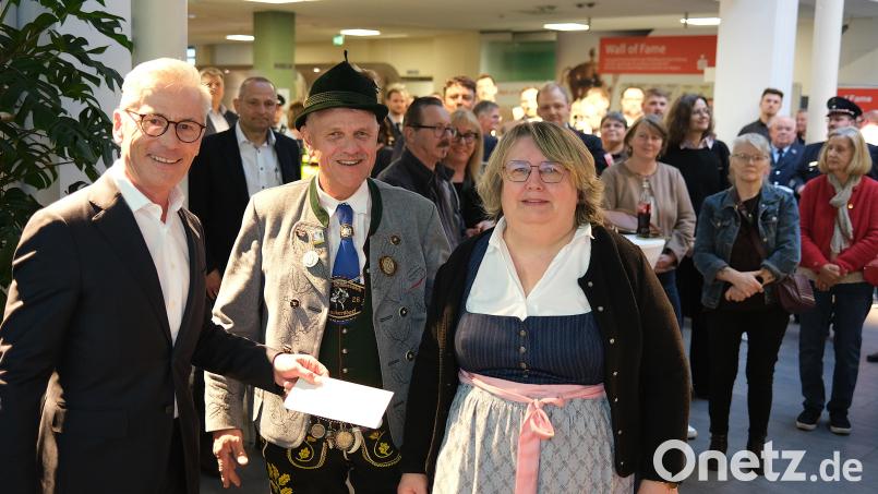 Der Vorstandsvorsitzende der Sparkasse, Werner Heß (links), überreichte Marianne Wein und Manfred Hermann vomTrachtenverein Almenrausch Wackersdorf zum 100-jährigen Bestehen eine Spende. Weitere 70 Vereinsvertreter erhalten ebenfalls einen Spendenscheck. Bild: Hirsch