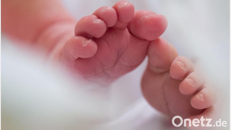 In vielen Ländern ist die Geburtenrate in den vergangenen Jahrzehnten stark gesunken. Die Arbeit im Heimbüro könnte den Rückgang laut einer neuen Studie möglicherweise etwas bremsen. (Symbolbild) Bild: Arno Burgi/dpa-Zentralbild/dpa