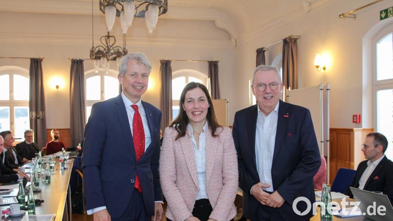 Hochschulpräsident Professor Dr. Clemens Bulitta (links) und Hochschulratsvorsitzender Jürgen Kilger mit der neuen OTH-Vizepräsidentin Professor Dr. Julia Heigl. Bild: Wiesel/OTH Amberg-Weiden