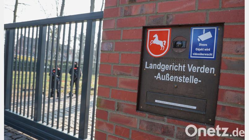 Ein Sprengstoffhund hat während des Verhandlungstermins im Prozess gegen Daniela Klette angeschlagen. (Symbolfoto) Bild: Focke Strangmann/dpa