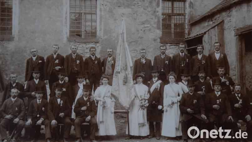 Am Pfingstmontag. 16. Mai 1910 wurde die erste Fahne des Zunftvereins der Maurer und Zimmerer geweiht. Archivbild: aus dem Archiv bö