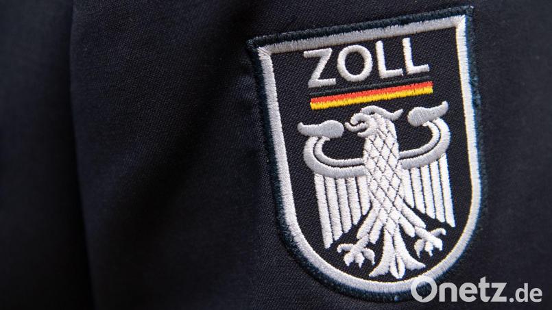 An der Razzia des regionalen Ermittlungszentrums der Finanzkontrolle Schwarzarbeit des Hauptzollamtes Frankfurt beteiligten sich rund 380 Einsatzkräfte. (Symbolbild) Bild: Ralf Hirschberger/dpa