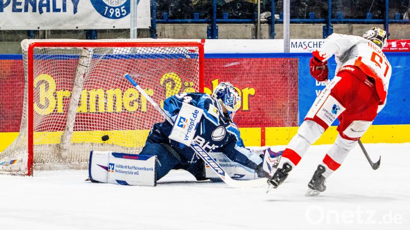 Der Bad Nauheimer Jordan Hickmott (rechts) versenkt einen Penalty zum zwischenzeitlichen 2:0 gegen Weidens Goalie Michael McNiven. Die Partie endete mit 4:0 für den EC Bad Nauheim. Bild: Elke Englmaier