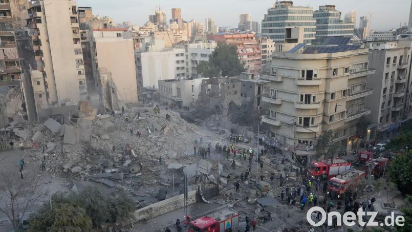 Ein israelischer Luftangriff hat in der libanesischen Hauptstadt ein mehrstöckiges Gebäude dem Erdboden gleichgemacht. Bild: Hussein Malla/AP/dpa