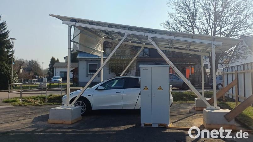 Ein Elektroauto wird im Solarcarport aufgeladen – seit einigen Tagen steht die Anlage beim Rathaus in Neukirchen bei Sulzbach-Rosenberg. Bild: Theresa Bruischütz