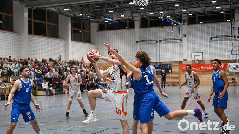 Wie Luke Archer (am Ball) hatten viele junge DJK-Talente in Chemnitz die Chance, sich zu präsentieren. Bild: Tobias Schwarzmeier