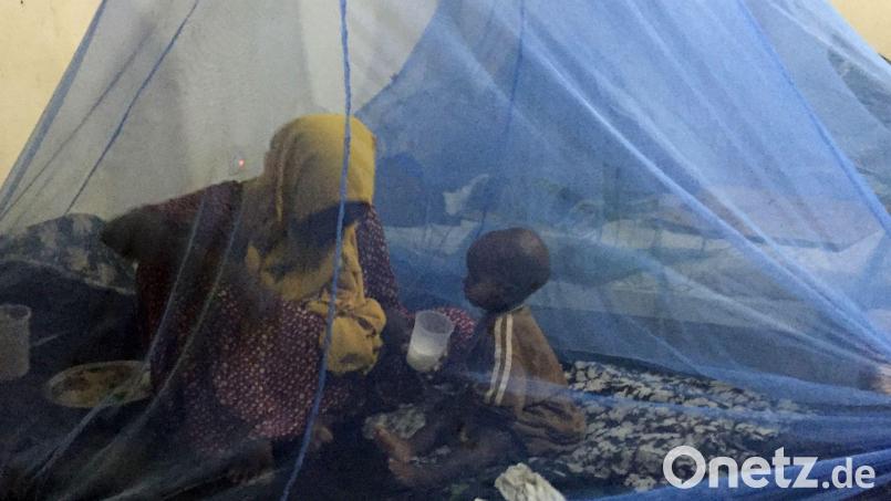 Kindersterblichkeit kann mit einfachen Mitteln bekämpft werden - wie etwa Moskitonetzen. (Archivbild) Bild: Eva-Maria Krafczyk/dpa