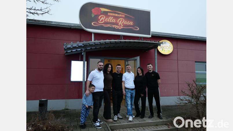 Die Familien Qitaku und Gashi führen gemeinsam das "Bella Rosa" im Gebäude des ehemaligen "Mamma Maria" im Erbendorfer Gewerbepark. Bild: Julia Benkhardt