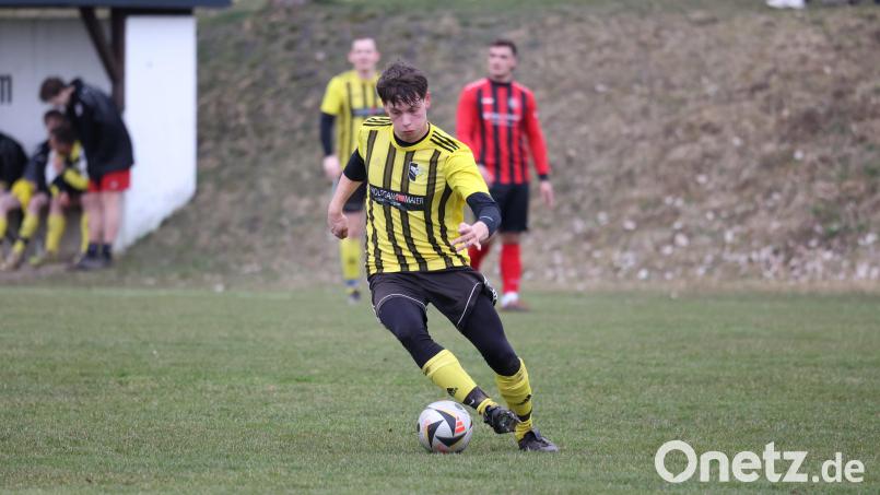 Ben Kippes gegen die SpVgg Pirk in Aktion. Die DJK Neustadt/WN siegte mit 4:1. Bild: Dieter Jäschke