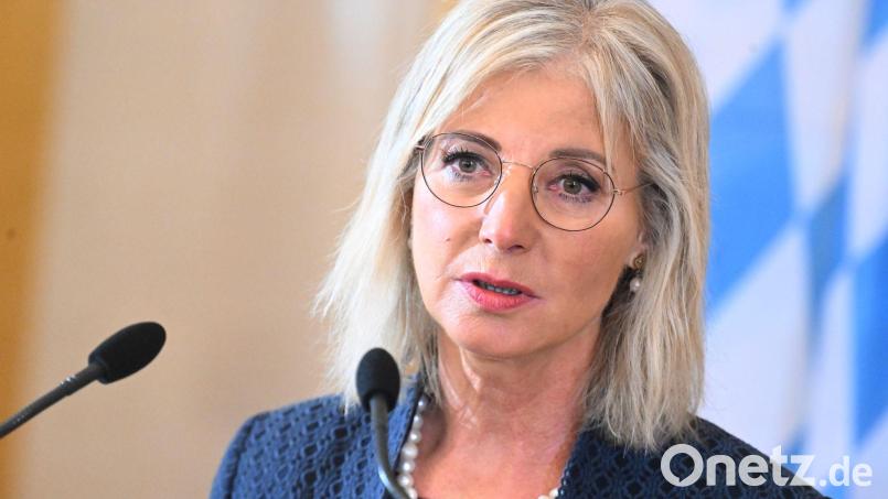 Sozialministerin Ulrike Scharf (CSU) spricht sich gegen ein Social-Media-Verbot für Kinder und Jugendliche aus. (Archivbild) Bild: Felix Hörhager/dpa