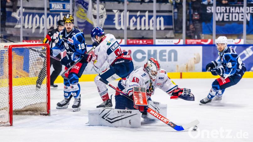 Der EHC Freiburg (weiße Trikots) hat die Play-down-Serie mit 4:0 gegen Kaufbeuren gewonnen und bleibt damit zweitklassig. Bild: Tobias Neubert
