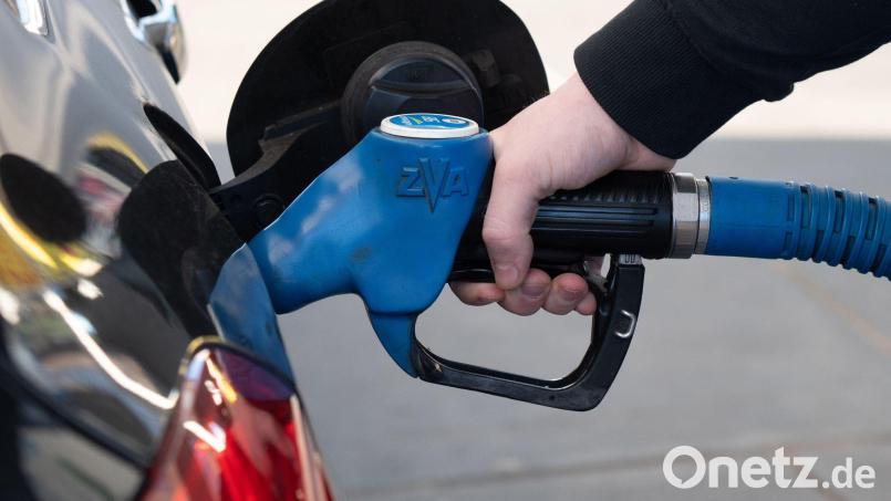 Eine Mehrheit rechnet nicht mit Preissenkungen beim Tanken. (Archivbild) Bild: Harald Tittel/dpa