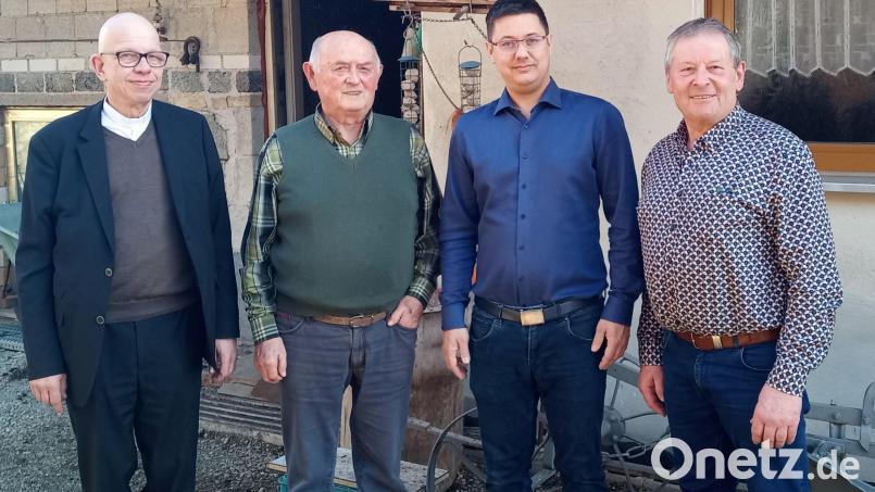Die Gratulanten und der Jubilar in Reichertsfeld (von links): Pfarrer Thomas Schertel, Rudolf Bär, 2. Bürgermeister Benjamin Hiltl und der stellvertretende Vorsitzende des SV Illschwang Werner Englhard. Bild: Norbert Weis