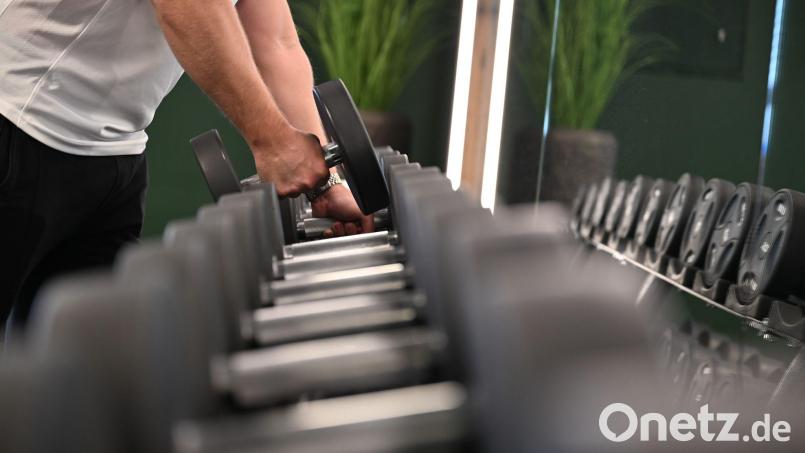 Ran an die Hanteln: Deutschlands Fitnessstudios haben immer mehr Mitglieder - aber kommen die auch immer? (Archivbild) Bild: Wolf von Dewitz/dpa