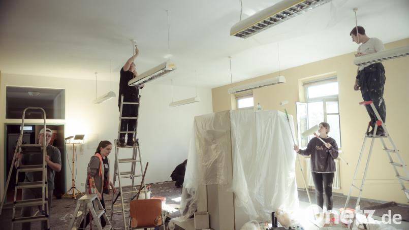 Renovierungsaktion des Vereinsaals im Bürgertreff im Rahmen des diesjährigen Firmenaktionstags der Freiwilligenagentur in Kooperation mit der Sparkasse Amberg-Sulzbach. Bild: Mariana Honcharenko