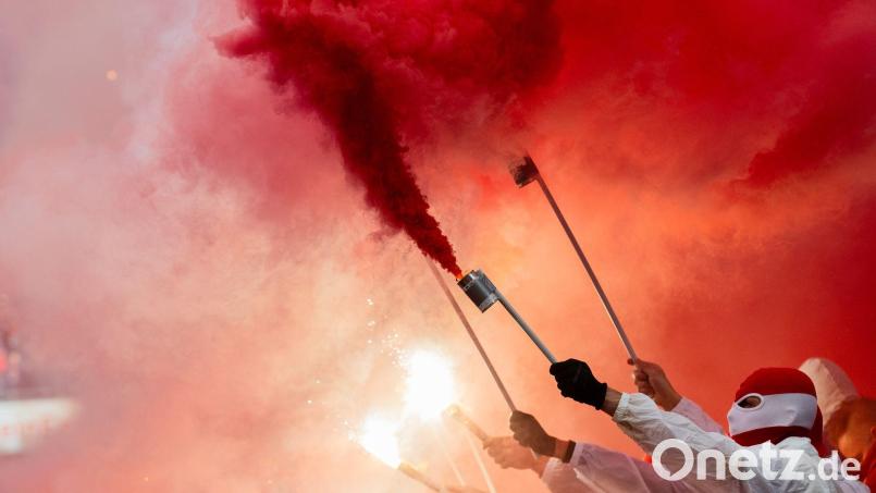 Beim brisanten Rheinderby am Samstag sind rund 1400 Polizeibeamte in Alarmbereitschaft. (Archivbild) Bild: Rolf Vennenbernd/dpa