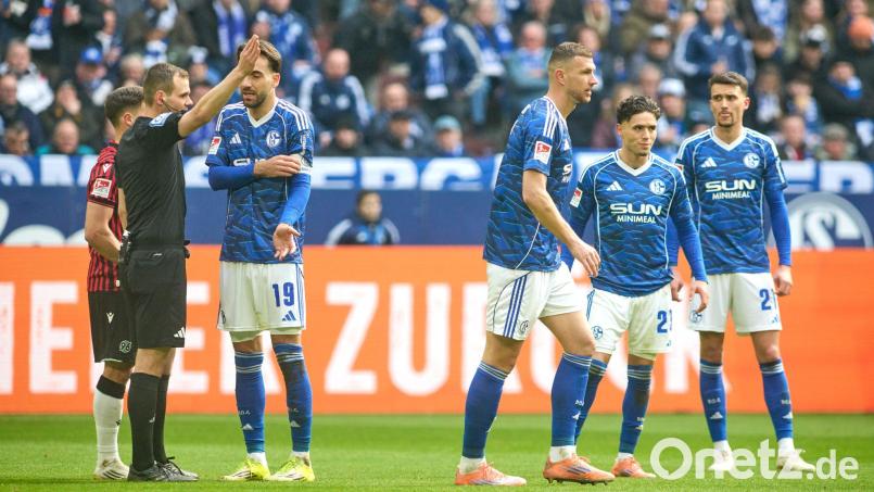 Edin Dzekos Sperre nach seinem Platzverweis im Spiel gegen Hannover wurde in Frankfurt verhandelt (Archivbild). Bild: Bernd Thissen/dpa