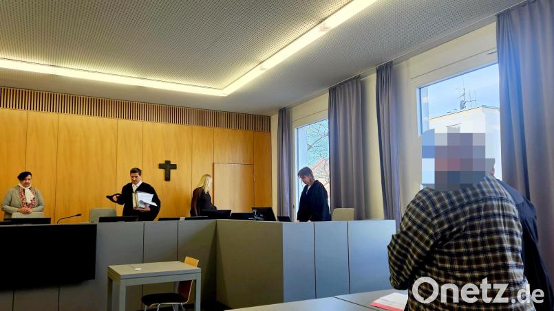 Der Angeklagte (rechts im Bild) muss sich vor dem Landgericht Weiden verantworten, weil er mehr als 100.000 Dateien besessen hat, die Kindesmissbrauch zeigen. Bild: blf