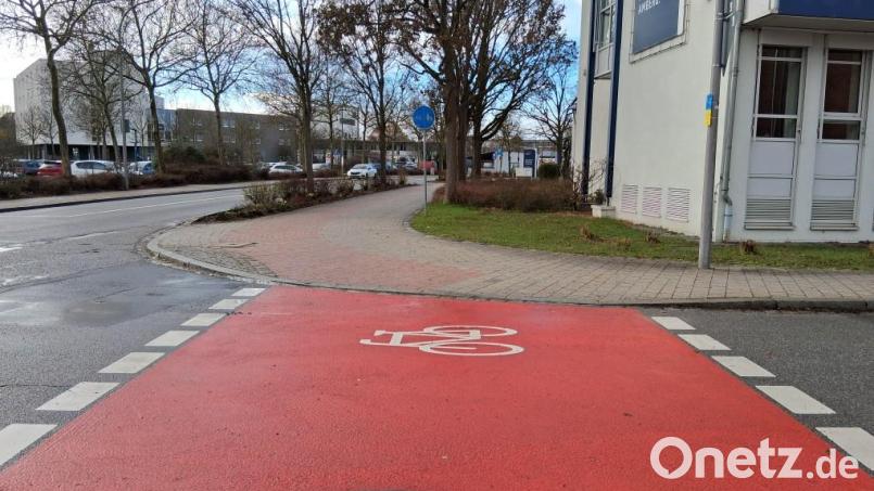 Die roten Fahrradwege sollen auf Gefahrenstellen hinweisen. Fahrradfahrer und Autofahrer sollten hier aufeinander Rücksicht nehmen. Bild: Lukas Büchold