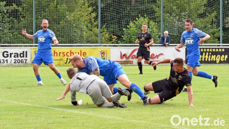 Der FC Tirschenreuth muss künftig verletzungsbedingt auf Manuel Dürbeck (schwarzes Trikot, Szene aus der Partie gegen den TSV Thiersheim) verzichten. Die Kreisstädter starten am Sonntag mit dem Heimspiel gegen die (SG) Selb-Plößberg/Schönwald in die Restrückrunde der Kreisliga 2. Archivbild: Gebert