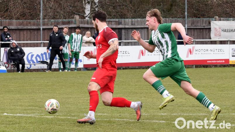Der SV Mitterteich verlor am Mittwoch das Nachholspiel bei der SpVgg Bayreuth II mit 1:2. Christian Zimmermann (rechts, Szene aus der Partie gegen den FSV Bayreuth) erzielte das zwischenzeitliche 1:1. Archivbild: Gebert