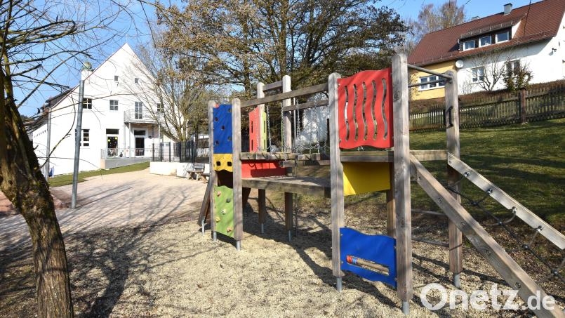 Im Rahmen der umfassenden Sanierung der Kindertagesstätte St. Vitus erfolgte auch die Neugestaltung des Außenbereichs: Blick auf ein neues Spielgerät, an dem sich die Kleinen vergnügen können. Bild: Norbert Weis