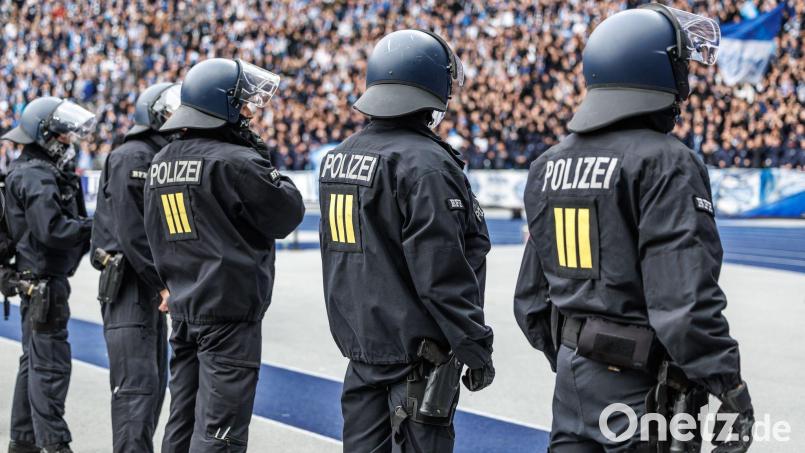 Die Dauerdebatte um Fangewalt im Fußball nimmt kein Ende. (Archivbild) Bild: Andreas Gora/dpa
