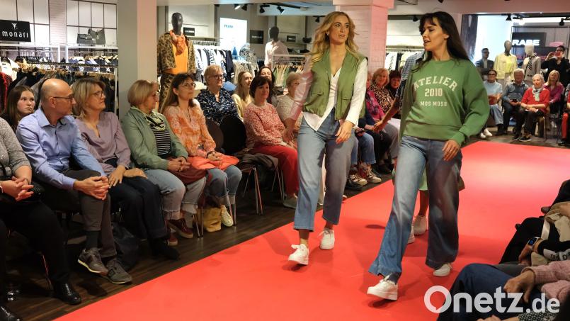 Modenschau im Textilhaus Frey in Schwandorf. Die Models zeigten die aktuellen Trends für diesen Sommer. Bild: Hirsch