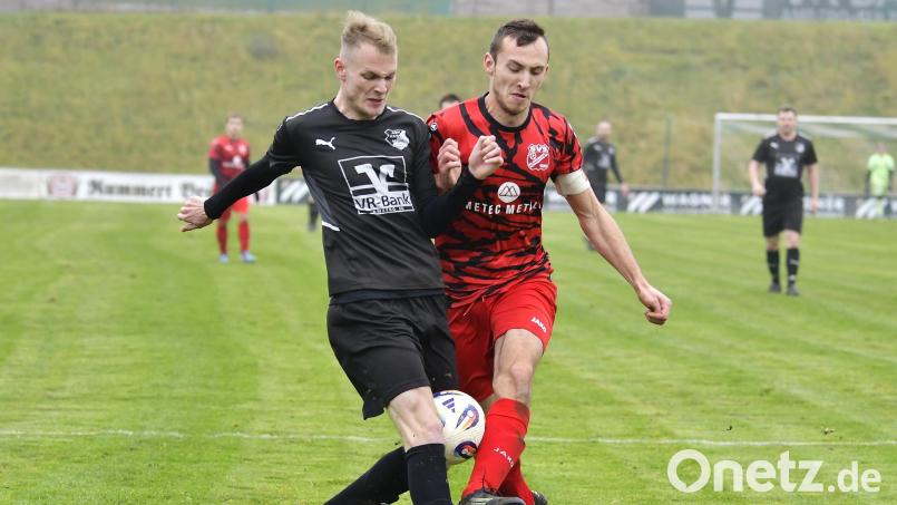 Faire Zweikampfführung beim ASV Haselmühl: Für Aaron Preischl (links) geht's am Sonntag im Abstiegskampf gegen den SV Freudenberg. Bild: Hubert Ziegler