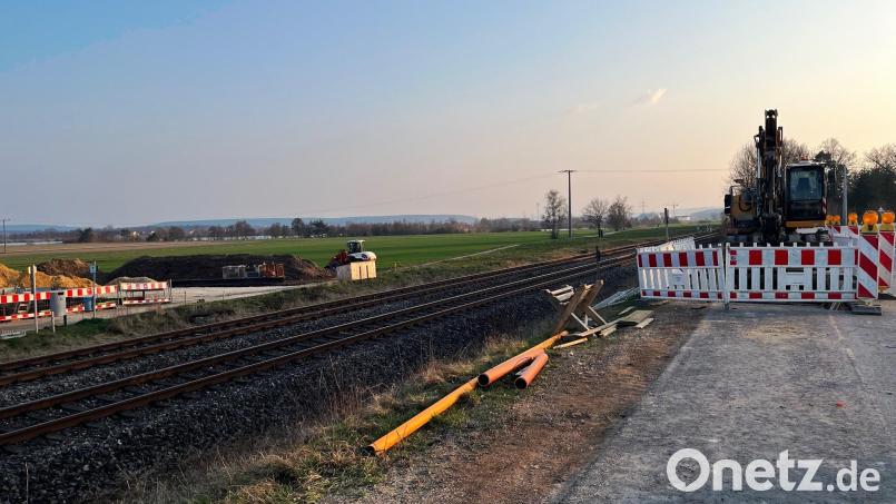 Aktuell wird an der SAD 3 eine Abwasserleitung der Milchwerke verlegt. Dazu wird ein Stahlrohr unter den Bahngleisen durchpresst. Rechts und links der Bahntrasse sind dafür rechteckige Baugruben ausgehoben. Bild: ihl