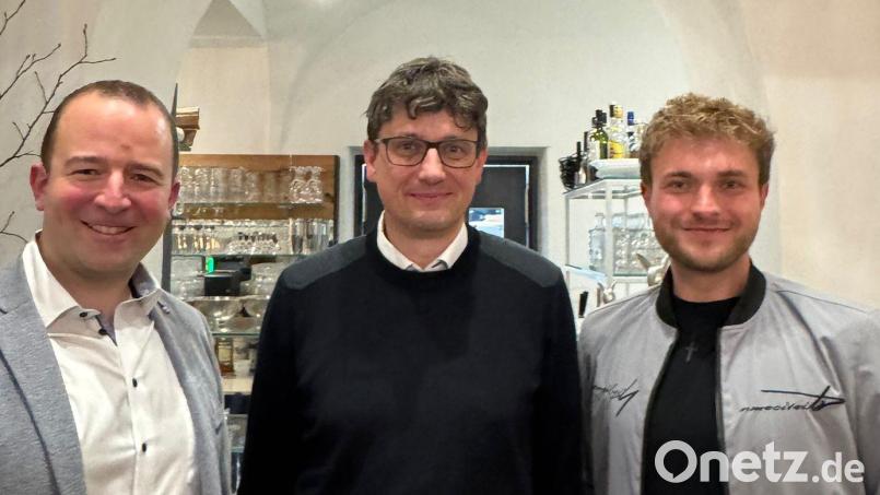 Wichtig ist dem neuen Vorstand des MWV mit Vorsitzendem Michael Forster (links) und Daniel Schmucker (rechts) eine enge Zusammenarbeit mit der Stadt. Mit dem neugewählten Bürgermeister Uli Münchmeier (Mitte) haben sich die Vorsitzenden bereits abgesprochen. Bild: Michael Forster/exb