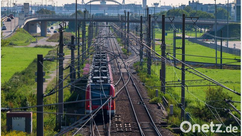 Mehrere Tage lang werden keine S-Bahnen zum Münchner Flughafen fahren. (Archivbild) Bild: Peter Kneffel/dpa