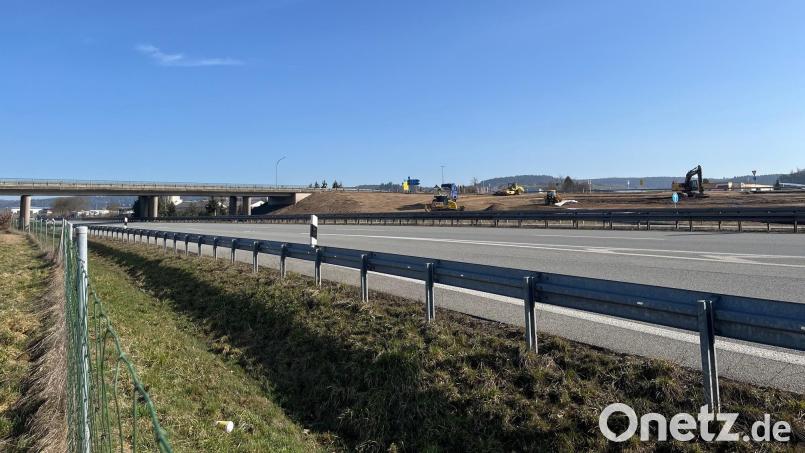 Die Tage dieser Brücke über die A 93 in Nabburg sind gezählt. Am Abend des 8. März wird sie gesperrt. Am 9. März beginnt der Abbruch. Vorbereitende Arbeiten laufen bereits (rechts). Bild: ihl