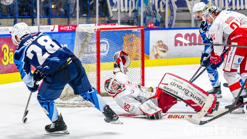 Einfach nicht zu bezwingen: "Jerry" Kuhn im Tor des EC Bad Nauheim feierte zwei Shutouts in Folge. In dieser Szene setzt er sich akrobatisch gegen Maximilian Kolb (links) und Alex-Olivier Voyer (Dritter von links) zur Wehr. Bild: Elke Englmaier