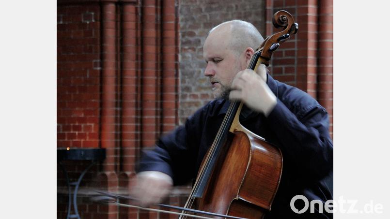 Ludwig Frankmar spielt ein fünfsaitiges Barockcello von Louis Guersan (Paris, 1756). Bild: Ludwig Frankmar./exb