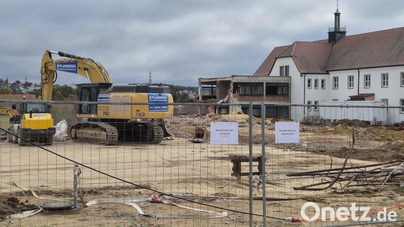 Im Herbst rückte schweres Gerät an, um das Schulgebäude aus den 1970er-Jahren abzureißen. Die Finanzierung des Neubaus wird nun den Haushalt der Stadt Windischeschenbach in den nächsten Jahren prägen. Archivbild: Lowak