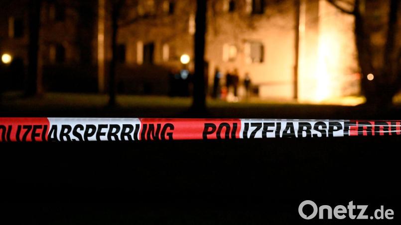 Polizisten fanden die leblose Frau. Bild: Felix Hörhager/dpa