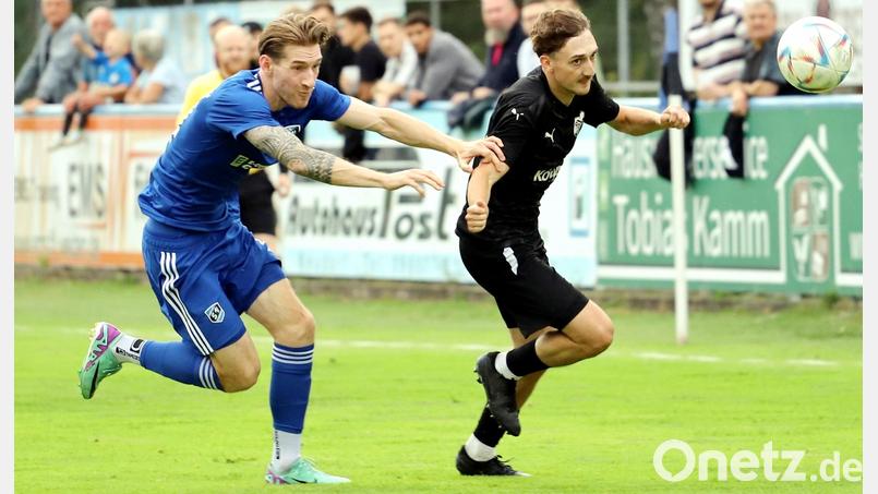 Packendes Laufduell zwischen Tobias Jobst vom SC Schwandorf-Ettmannsdorf und Nick Sperliich vom SV Etzenricht Archivbild: war