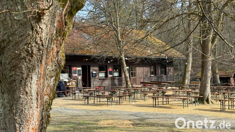 Der idyllische Biergarten der Blockhütte im Waldnaabtal lädt schon zur Einkehr ein: Sitzgelegenheiten und Tische sind aufgestellt, man möchte sich am liebsten gleich niederlassen und eine zünftige Brotzeit mit einem kühlen Erfrischungsgetränk oder ein leckeres Stück Kuchen zum Kaffee genießen. Bild: Gabi Schönberger