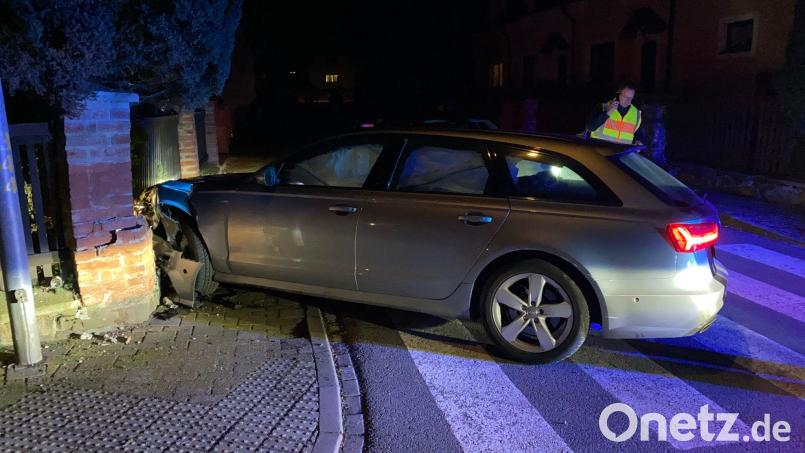 Ende der Verfolgungsfahrt: Im tschechischen Nyrsko fuhr der Mann mit dem gestohlenen Wagen gegen eine Gartenmauer. Bild: Schreiner/Polizeiinspektion Furth im Wald/dpa
