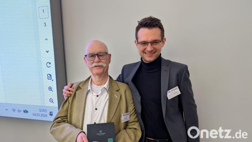 Staffelstabsübergabe im Bundesvorstand: Detlef Neuß (Ehrenvorsitzender) und der neue Bundesvorsitzende, Professor Lukas Iffländer (rechts). Bild: Jörg Bruchertseifer, Fahrgastverband PRO BAHN