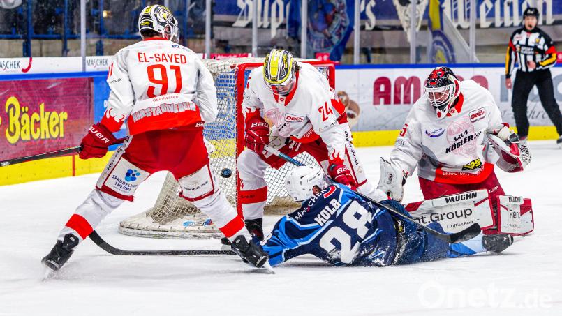 Devils-Verteidiger Maximilian Kolb liegt neben Jerry Kuhn vor dem Nauheimer Tor. Am Freitag kann nach dem deutlichen 4:0 für die Hessen bereits die Entscheidung in dieser Play-down-Serie fallen. Bild: Elke Englmaier