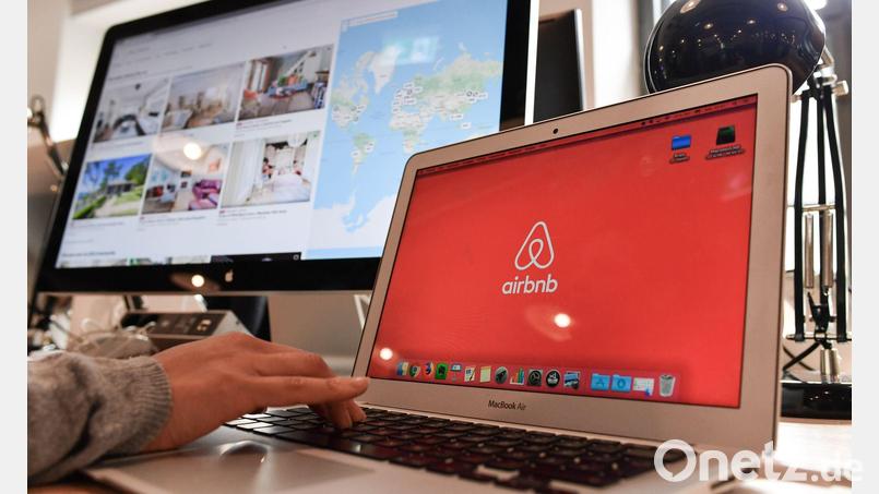 Das neue Registrierungsverfahren soll Bayerns Kommunen bessere Einblicke in den Markt der Online-Unterkunftsvermittler bieten - dadurch soll der Verlust von Wohnraum zugunsten von Ferienwohnungen verhindert werden. (Illustration) Bild: Jens Kalaene/dpa-Zentralbild/dpa