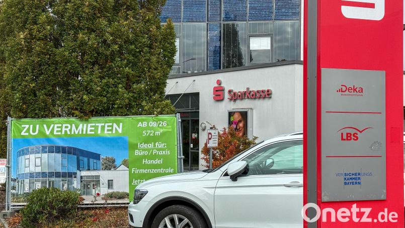 Die SB-Filiale der Sparkasse in der Regensburger Straße zieht um. Seit Monaten hängt ein großes Banner vor der Geschäftsstelle, das auf den kommenden Auszug hindeutet. Bild: Wolfgang Steinbacher