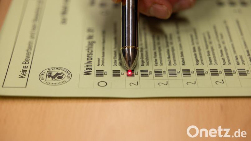 Bei den Kommunalwahlen hat Kümmersbruck zum zweiten Mal auf digitale Auszählung mit Stift und Barcode gesetzt (unser Bild entstand beim Wahlhelfer-Training): Diese Technik hilft, aber die Auswertung bleibt trotzdem fordernd für die Wahlhelfer. Bild: hbe