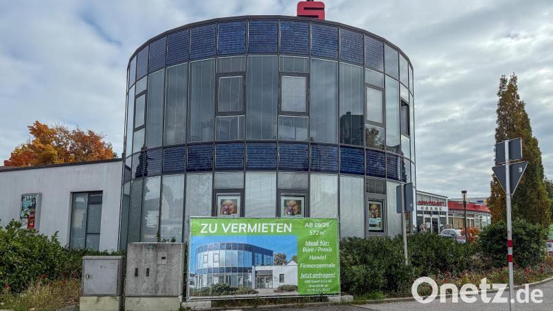 Den zylinderförmigen Bau hatte das Büro von Architekt Werner Hedrich aus Sulzbach-Rosenberg entworfen. Gebaut wurde das Gebäude 2007-2008. Bild: Wolfgang Steinbacher